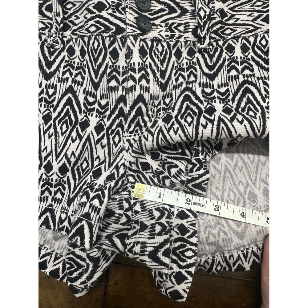 American Eagle Outfitters Black White Tribal Ikat Geometric Shorts Size 4 - Picture 7 of 8
